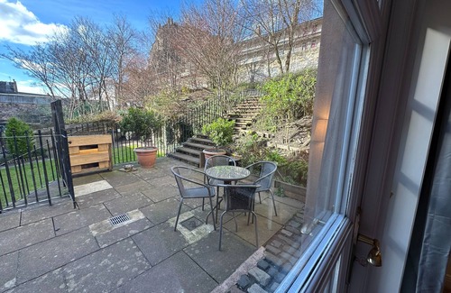 Old Town Apartment | 2 bedroom property with a fantastic view of Edinburgh Castle in the heart of the Old Town
