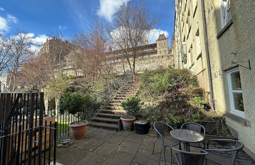 Old Town Apartment | 2 bedroom property with a fantastic view of Edinburgh Castle in the heart of the Old Town