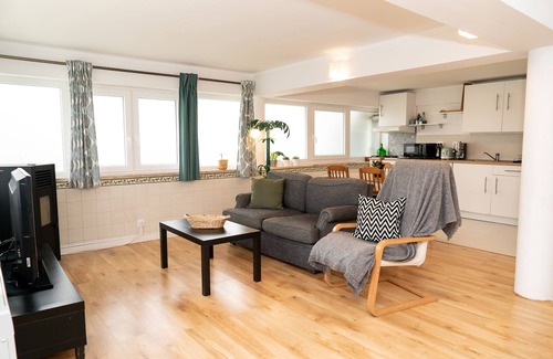 Cascais House | 2 Bedroom Self Contained House with shared backyard