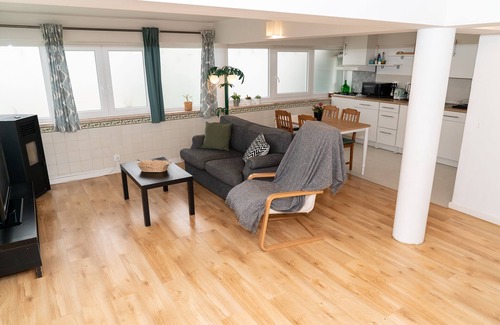 Cascais House | 2 Bedroom Self Contained House with shared backyard