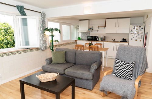 Cascais House | 2 Bedroom Self Contained House with shared backyard