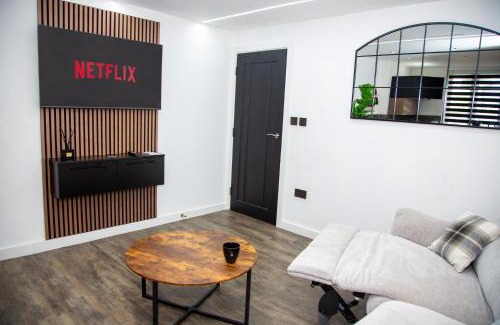 Uxbridge North Apartment | 2 Bedroom serviced Apartment Uxbridge Free Parking
