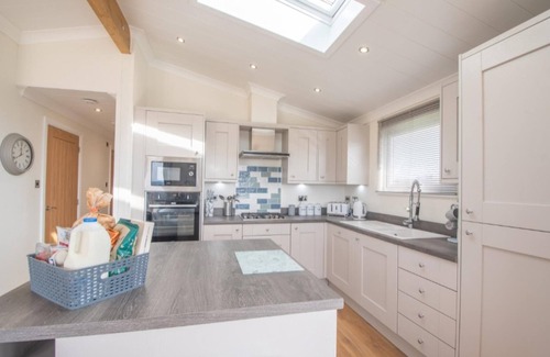 Lochwinnoch Cabin | 2 Bedroom Sleeps 4 Lodge-smart Tv-hot Tub-dogs Ok
