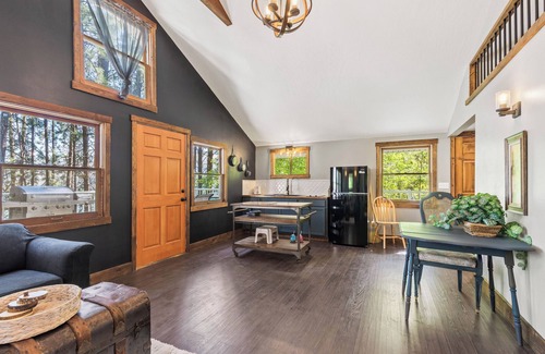 Wellpinit Cabin | 2-Bedroom w/a loft Secluded Cabin on Serene Lake Roosevelt with AC
