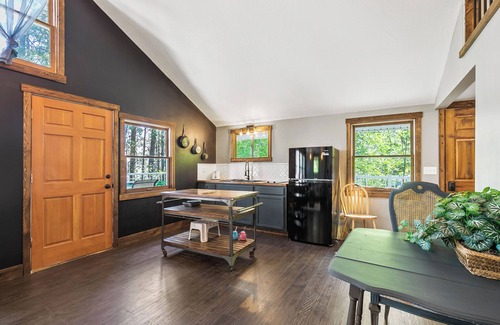 Wellpinit Cabin | 2-Bedroom w/a loft Secluded Cabin on Serene Lake Roosevelt with AC