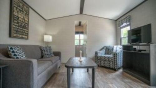 Campbellford House | 2 Bedroom Waterfront Cottage Cedar Point Cres 2