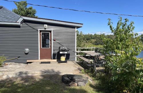 Carling House | 2-bedroom Waterfront Cottage in Georgian Bay - Rockwood #7