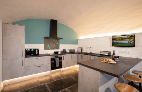 Waterhead House | 2 Bedroom Waterhead Range Cottage by LetMeStay