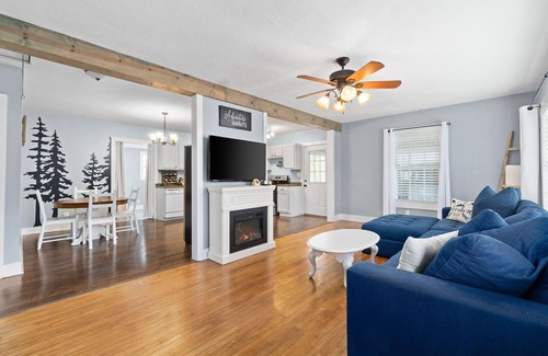Clarksville House | 2 Bedroom with Office Space Close to Downtown
