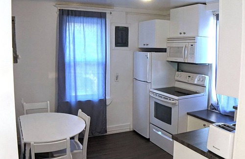 North Bay Apartment | 2 BEDROOMS + DEN, 3 mins walk from downtown and the lake