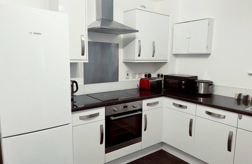 Sutton Central Apartment | 2 bedrooms flat @ London Sutton Station Zone 5