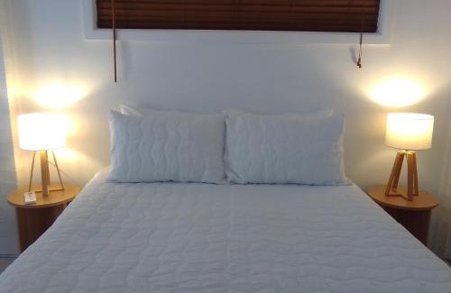 Long Jetty House | 2 bedrooms private bathroom 2 queen beds own entry