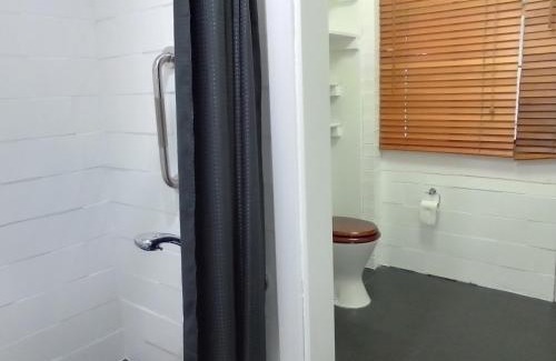 Long Jetty House | 2 bedrooms private bathroom 2 queen beds own entry