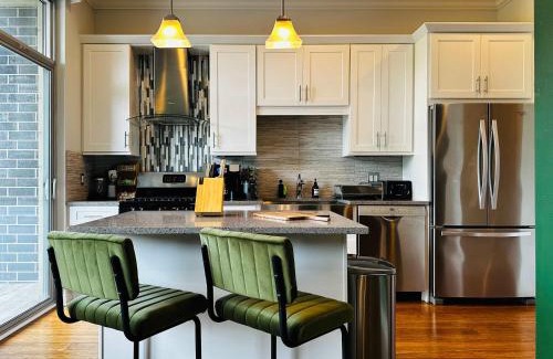 Near West Side Apartment | 2 Br 1 Free Parking Gym