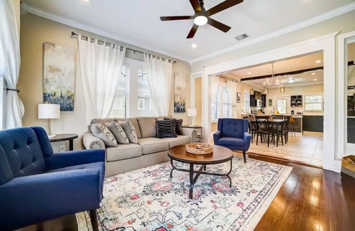 Southtown Apartment | 2 BR/2BTH Downtown Home - Walk/Bike to Riverwalk!