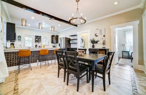 Southtown Apartment | 2 BR/2BTH Downtown Home - Walk/Bike to Riverwalk!