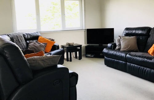 Central Aberdeen Apartment | 2 BR Aberdeen Apartment Near The Beach & River Don - Free Parking + Free Wi fi