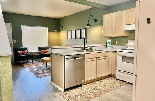 Eatonville House | 2 BR Historic Townhouse in Downtown Eatonville. Mt Rainier wildlife &waterfalls!