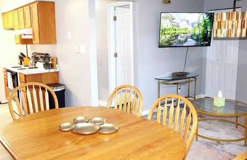 Aurora Apartment | 2 BR Stay MINS to Aurora Premium Outlets