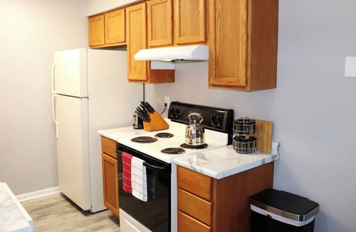 Aurora Apartment | 2 BR Stay MINS to Aurora Premium Outlets