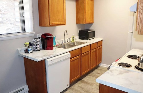 Aurora Apartment | 2 BR Stay MINS to Aurora Premium Outlets