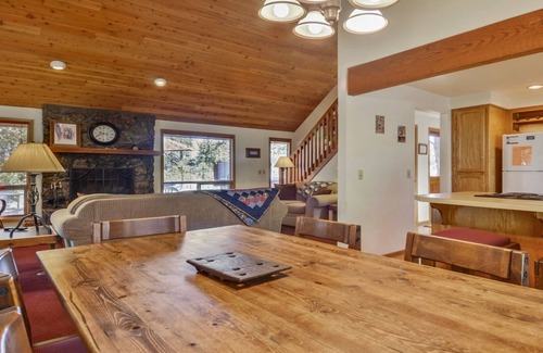 Sunriver House | 2 Butternut-Sunriver, Oregon: Hot Tub, BBQ, WiFi, SHARC Aquatics, Tubing Hill, Mt. Bachelor, Golf, Deschutes River, Tennis, Bike Paths