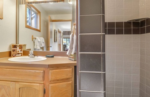 Sunriver House | 2 Butternut-Sunriver, Oregon: Hot Tub, BBQ, WiFi, SHARC Aquatics, Tubing Hill, Mt. Bachelor, Golf, Deschutes River, Tennis, Bike Paths