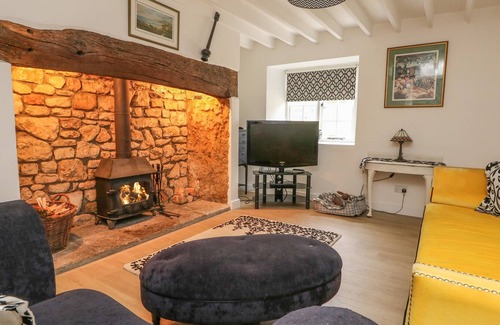 Broadwindsor Cottage | 2 CHURCH PATH, pet friendly, with open fire in Broadwindsor