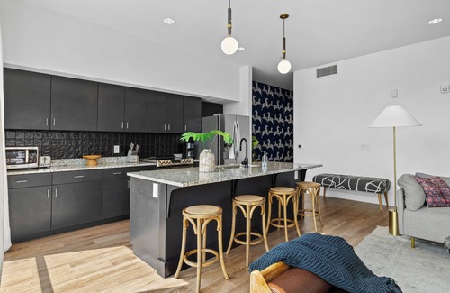 Melrose Condo | 2 Condos-8 Min to Broadway-Balcony-5 King Beds