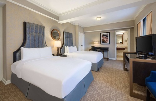 Westown House | 2 Connecting Suites at a 4⭐️ Hotel