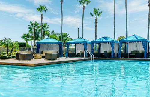 Airport North House | 2 Connecting Suites at a 4⭐️ Hotel