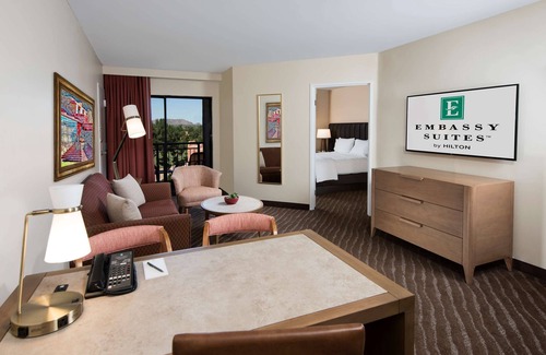 Paradise Village Corporate Center Hotel | 2 Connecting Suites at a Hotel