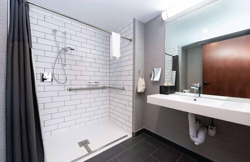 Downtown Pittsburgh Hotel | 2 Connecting Suites at a 4⭐️ Hotel