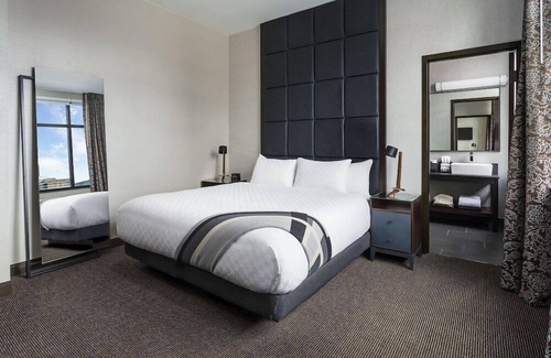 Downtown Pittsburgh Hotel | 2 Connecting Suites at a 4⭐️ Hotel