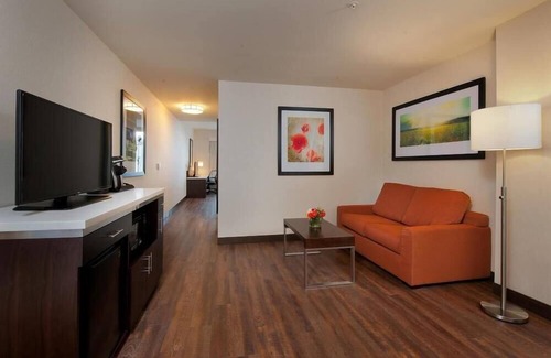 Downtown Pittsburgh Hotel | 2 Connecting Suites at a Hotel