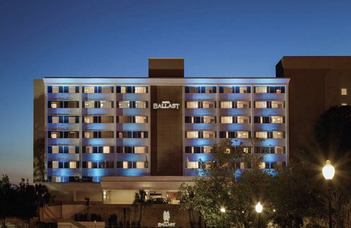 Downtown Wilmington House | 2 Connecting Suites at a 4⭐️ Hotel