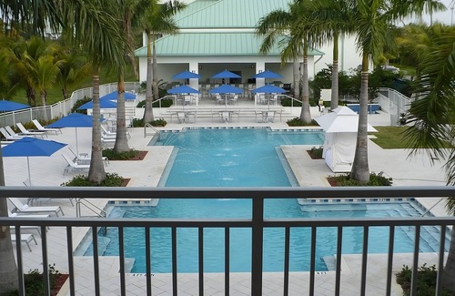 Ludlam House | 2 Convenient Rooms that Close to Everything | Outdoor Swimming Pool + Hot tub