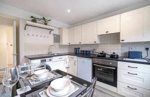 Fleet Apartment | 2 double Bedroom apartment minutes from the high street and station