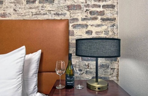 South Beach Hotel | 2 Elegant Units with City View Near the Embarcadero with European Charm