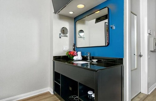 South Beach Hotel | 2 Elegant Units with City View Near the Embarcadero with European Charm
