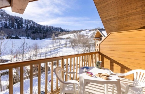 Les Bottieres House | 2 Group & Family-Sized Units with Kitchenettes | Pet-Friendly | Steps to Slopes
