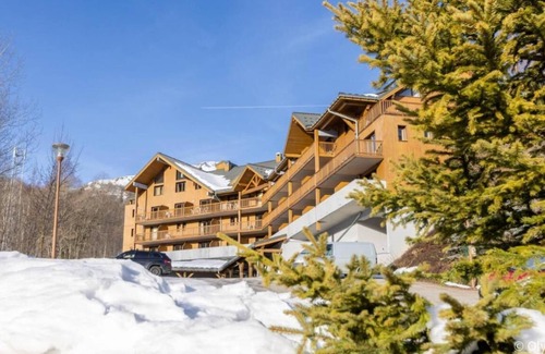 Les Bottieres House | 2 Group & Family-Sized Units with Kitchenettes | Pet-Friendly | Steps to Slopes