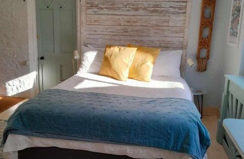 Calstock Apartment | 2 Guests - Free Parking - Studio Private Courtyard