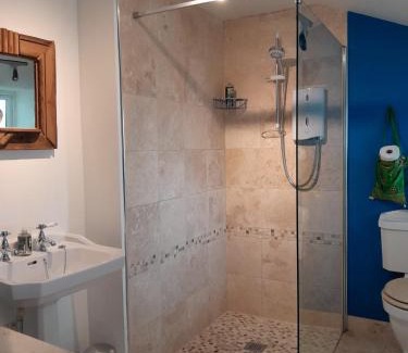 Calstock Apartment | 2 Guests - Free Parking - Studio Private Courtyard