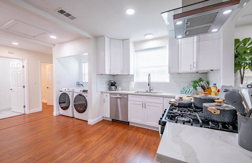 Alhambra House | 2 Homes on One Property, near DTLA 6bd-3ba, btw Disney & Hollywood!