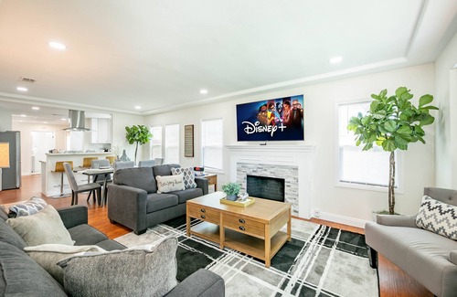 Alhambra House | 2 Homes on One Property, near DTLA 6bd-3ba, btw Disney & Hollywood!
