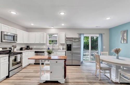 Wilmington House | 2 houses 1 mile to UNCW 4 miles to beach Grill Patio Pet friendly Parking