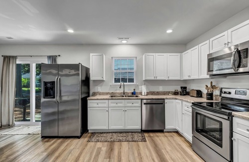 Wilmington House | 2 houses 1 mile to UNCW 4 miles to beach Grill Patio Pet friendly Parking