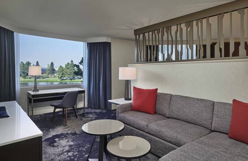 Redwood Shores Hotel | 2 Junior King Suite at Grand Bay San Francisco Hotel, Onsite Pool & Pets Allowed