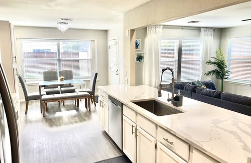 Wetmore House | ✨ 2 King Beds - Modern Comfort for 8 Guests ✨